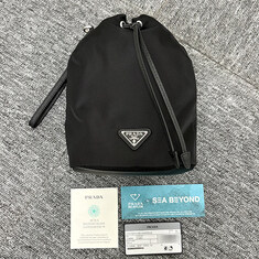 논현 더팩토리 26SS 프라다 삼각 로고 리나일론 드로우스트링 버킷 파우치 백 / 블랙 (1NS369 R067 F0002) 썸네일 1