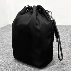 논현 더팩토리 26SS 프라다 삼각 로고 리나일론 드로우스트링 버킷 파우치 백 / 블랙 (1NS369 R067 F0002) 썸네일 2