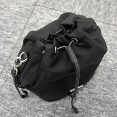 논현 더팩토리 26SS 프라다 삼각 로고 리나일론 드로우스트링 버킷 파우치 백 / 블랙 (1NS369 R067 F0002) 썸네일 4