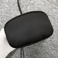 논현 더팩토리 26SS 프라다 삼각 로고 리나일론 드로우스트링 버킷 파우치 백 / 블랙 (1NS369 R067 F0002) 썸네일 5