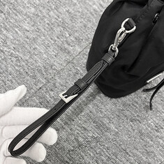 논현 더팩토리 26SS 프라다 삼각 로고 리나일론 드로우스트링 버킷 파우치 백 / 블랙 (1NS369 R067 F0002) 썸네일 6