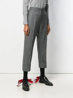 26SS 톰브라운 클래식 트윌 울 백스트랩 팬츠 FTC337A00626035 MED GRAY DOM 썸네일 3