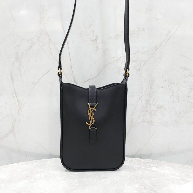 [럭스유] 생로랑 LE 5 A 7 버티컬 파우치 미니 크로스백 735214 - Saint Laurent