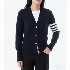 톰브라운 26FW 코튼 4바 밀라노 클래식 브이넥 가디건 FKC207A 00219 415 썸네일 1