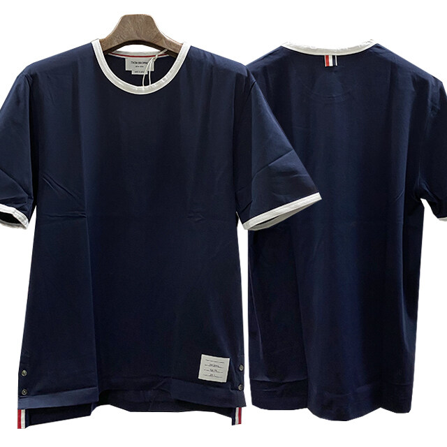 더팩토리 26SS 톰브라운 삼선 사이드 슬릿 링거 반팔티 / 네이비 (MJS083A 00042 415) - Thom Browne
