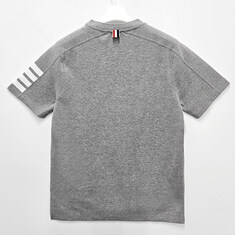 더팩토리 26SS 톰브라운 사선 완장 4바 사이드 슬릿 반팔티 / 라이트 그레이 (MJS246A 07323 055) 썸네일 1