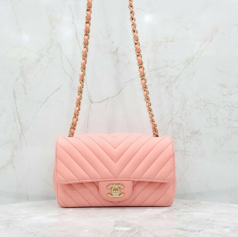 [럭스유] 샤넬 핑크 쉐브론 클래식 뉴미니 체인백 A69900 - Chanel