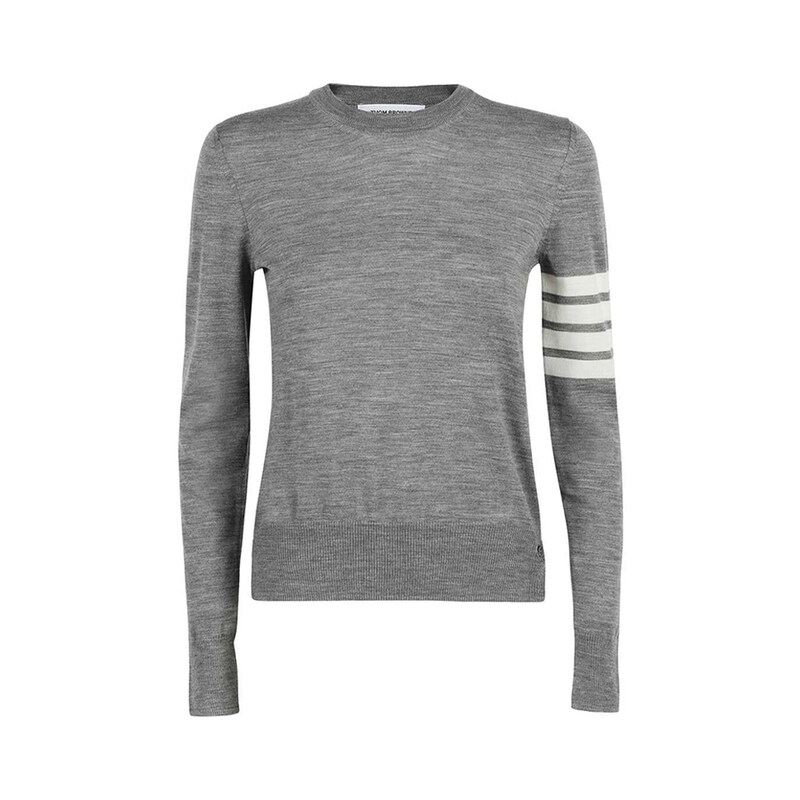톰브라운 26SS 사선완장 풀오버 릴렉스핏 니트 라이트그레이 FKA280A Y1014 055 - Thom Browne