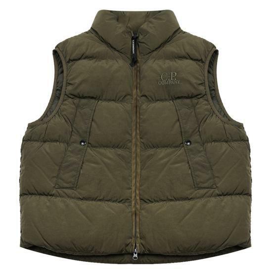 25FW 씨피 컴퍼니 로고 자수 베스트 19CMVE149A005904G683 - CP company