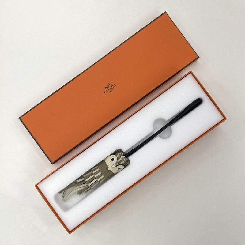 [더럭스] 에르메스 슈에뜨참 부엉이 백참 베이지/누아 H085001 - Hermes