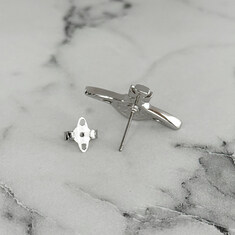 더팩토리 26SS 비비안 웨스트우드 MINI BAS RELIEF 미니 바스 릴리프 로고 이어링 귀걸이 / 플래티늄 (62020033 02P116 P116) 썸네일 5