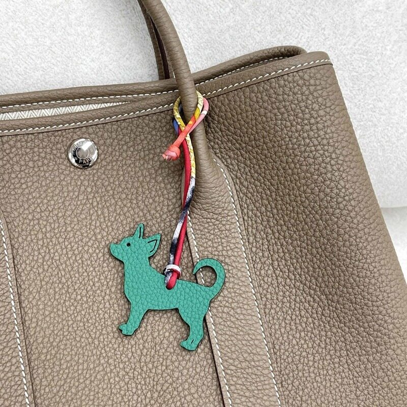 [더럭스] 에르메스 백참 치와와 그린 H1199318 - Hermes