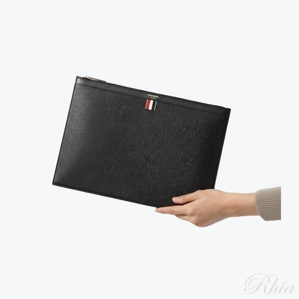 톰브라운 26SS 페블 그레인 라지 도큐먼트 홀더 MAC020L 00198 001 - Thom Browne