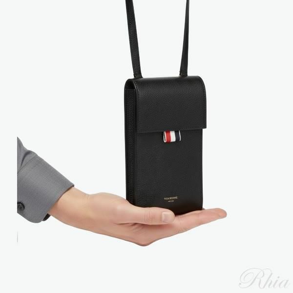 톰브라운 26SS 페블 그레인 플랩 크로스바디 휴대폰 홀더 MAC113A 00198 001 - Thom Browne