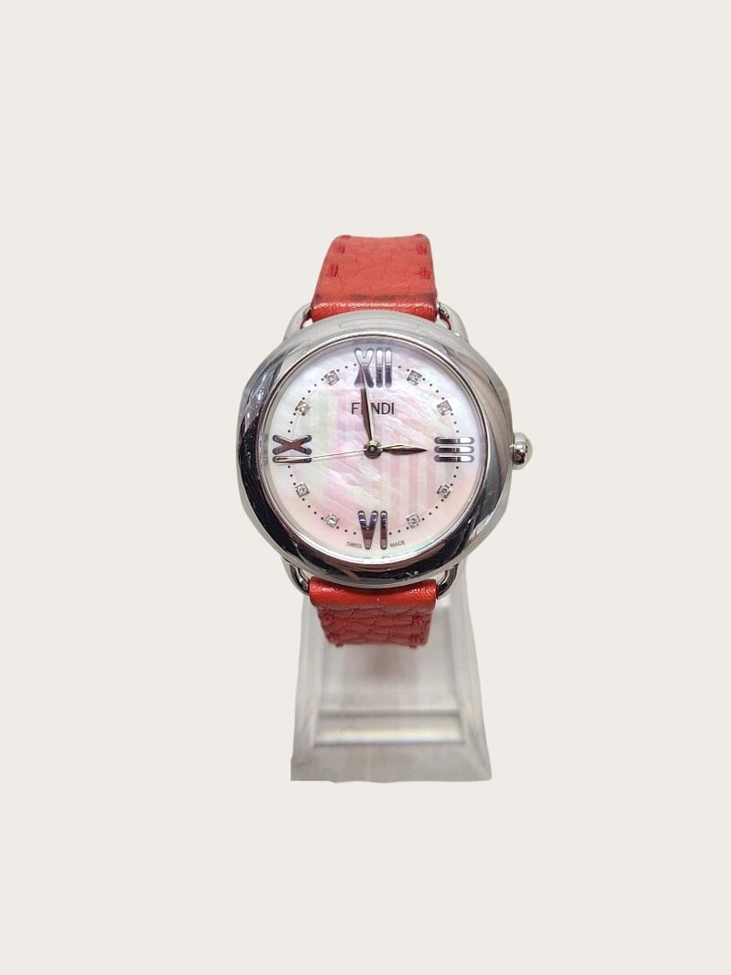 [중고명품/루이스잇] 펜디 자개 다이아몬드 셀러리아 스틸 레드 스트랩 여성 시계 36MM - Fendi