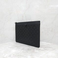 [럭스유] (새상품) 루이비통 포쉐트 보야주 쉐도우 수플 레더 클러치 M82545 썸네일 1
