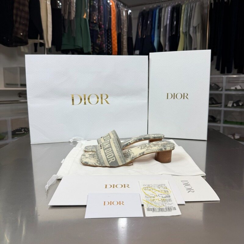 디올 디웨이 뮬 힐 플랜 드 파리 모티프 코튼 샌들 슬리퍼 - Christian Dior