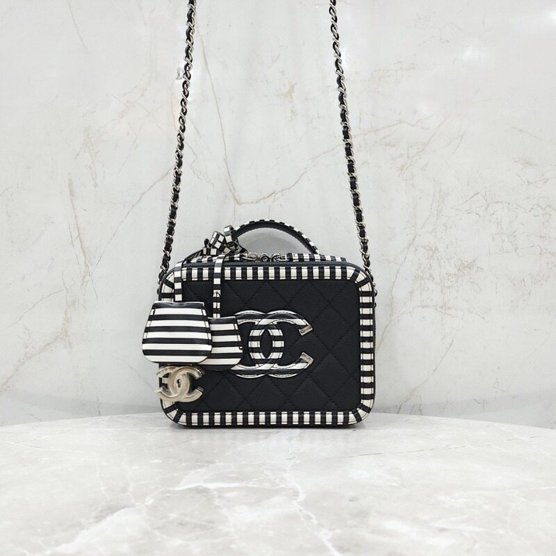 [럭스유] 샤넬 미니 탑핸들 코스메틱백 블랙 화이트 - Chanel