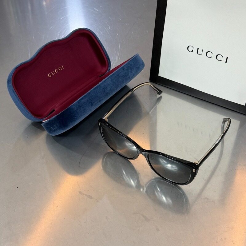 구찌 오벌 블랙 선글라스 - Gucci