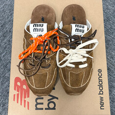 논현 더팩토리 26SS 미우미우 X 뉴발란스 530 SL 스웨이드 뮬 / 카넬라 (5E333E Z5O F0401) 썸네일 2