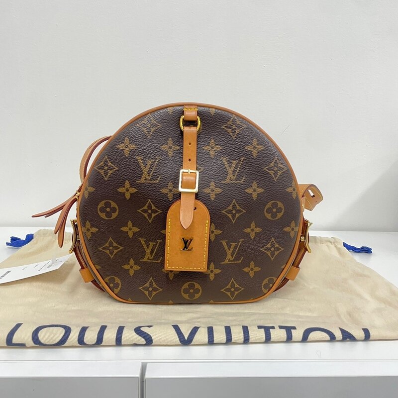 루이비통 부아뜨 샤포 수플 크로스백 - Louis Vuitton