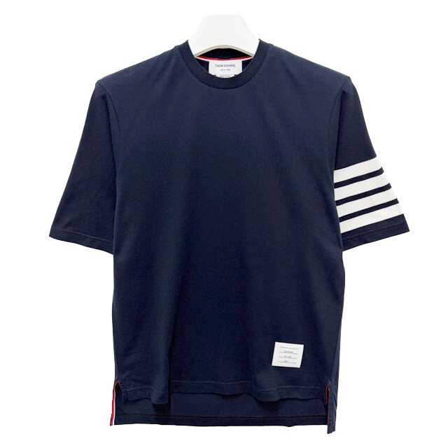 논현 더팩토리 26FW 톰브라운 사선 완장 4바 반팔티 / 네이비 (MJS168G 07862 415) - Thom Browne