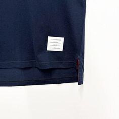 논현 더팩토리 26FW 톰브라운 사선 완장 4바 반팔티 / 네이비 (MJS168G 07862 415) 썸네일 4