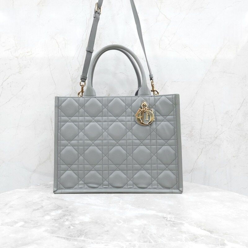 [럭스유] 디올 레더 북토트백 미디엄 스톤그레이 매크로 까나쥬 M1324OWHP - Christian Dior