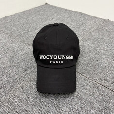 더팩토리 26SS 우영미 로고 엠브로이드 볼캡 야구모자 / 블랙 (W261CA52 661B) 썸네일 1