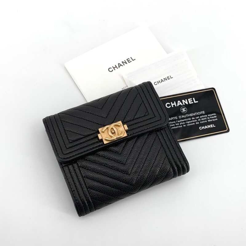 샤넬 캐비어 쉐브론 보이 반지갑 - Chanel
