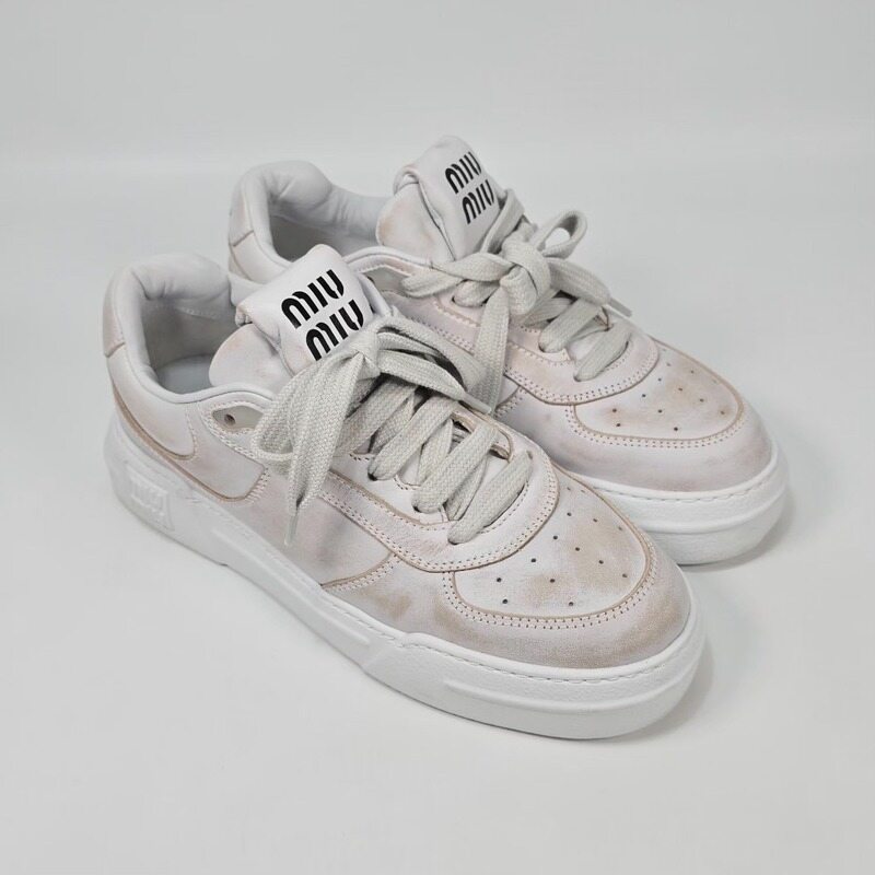 미우미우 블리치드 시어링 화이트 스니커즈 ( 250 )  - Miu Miu