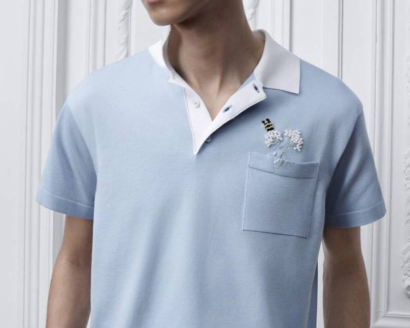 [백화점 풀셋] 디올 남자 블루 플라워 비 자수 니트 폴로 카라 셔츠 D693M805A7204 - Christian Dior