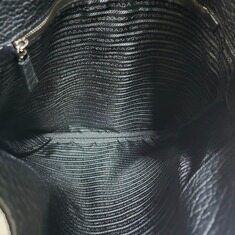 프라다 삼각패치 레더 토트백 썸네일 6