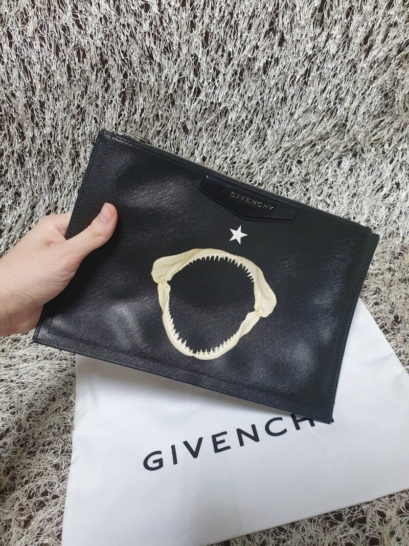 [OS] 지방시 샤크플라워 안티고나 클러치 - Givenchy