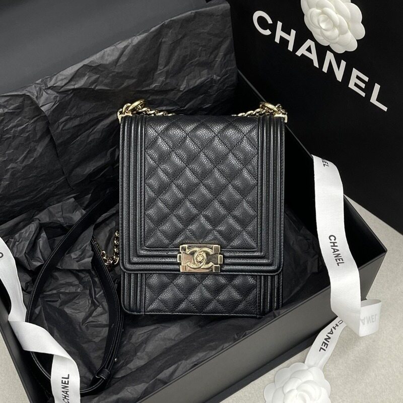 [더럭스] 샤넬 보이 플랩 사첼백 캐비어 블랙 금장 AS0130 - Chanel