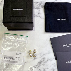 더팩토리 26FW 생로랑 YSL 로고 펄 이어링 귀걸이 / 골드 크림 (691563 Y1526 9018) 썸네일 1