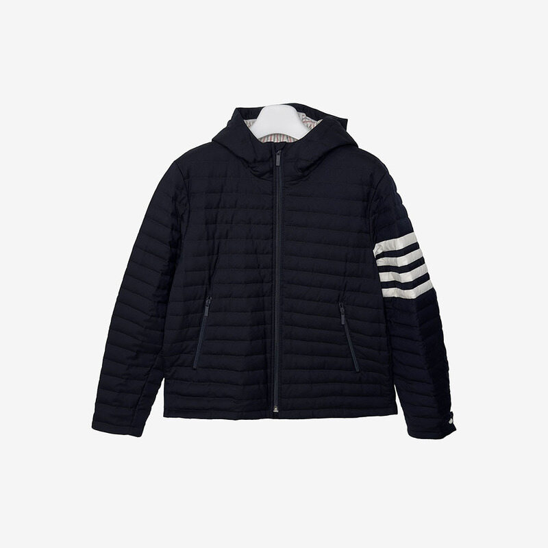 [2] 톰브라운 MJD022X 4바 스트라이프 다운필 퀼팅 후드 자켓 네이비 3VDOXERO - Thom Browne