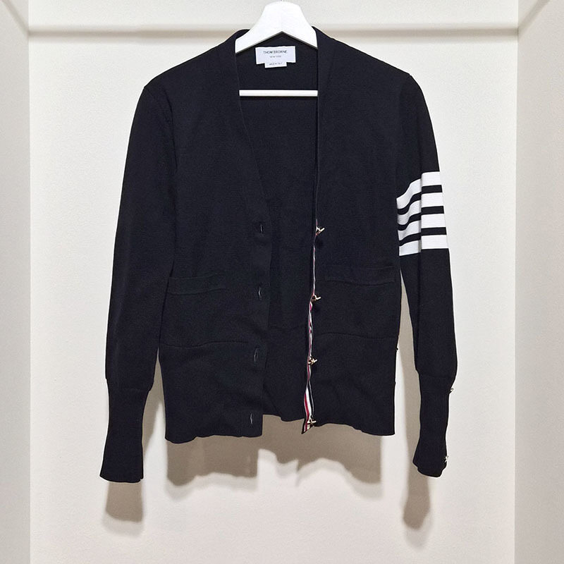 톰브라운 코튼 밀라노 클래식 브이넥 가디건 (FKC207A) L144130 - Thom Browne