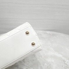 [럭스유] (새상품) 샤넬 코코핸들 스몰 캐비어 화이트 금장 샴페인골드 내장칩 A92990 썸네일 6