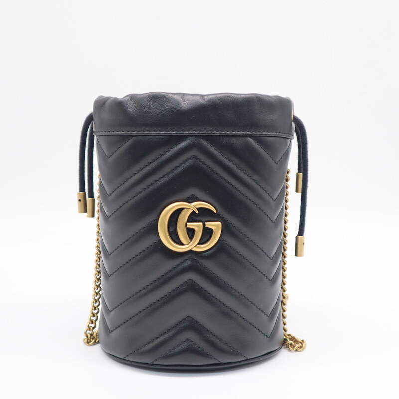Gucci(구찌) 575163 블랙 마틀라세 쉐브론 GG 마몬트 미니 버킷 숄더백 - Gucci