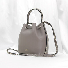 Valentino(발렌티노)  B0L31VSFNB9 도브 그레이 그레인 카프스킨 락스터드 버킷 2WAY 썸네일 1