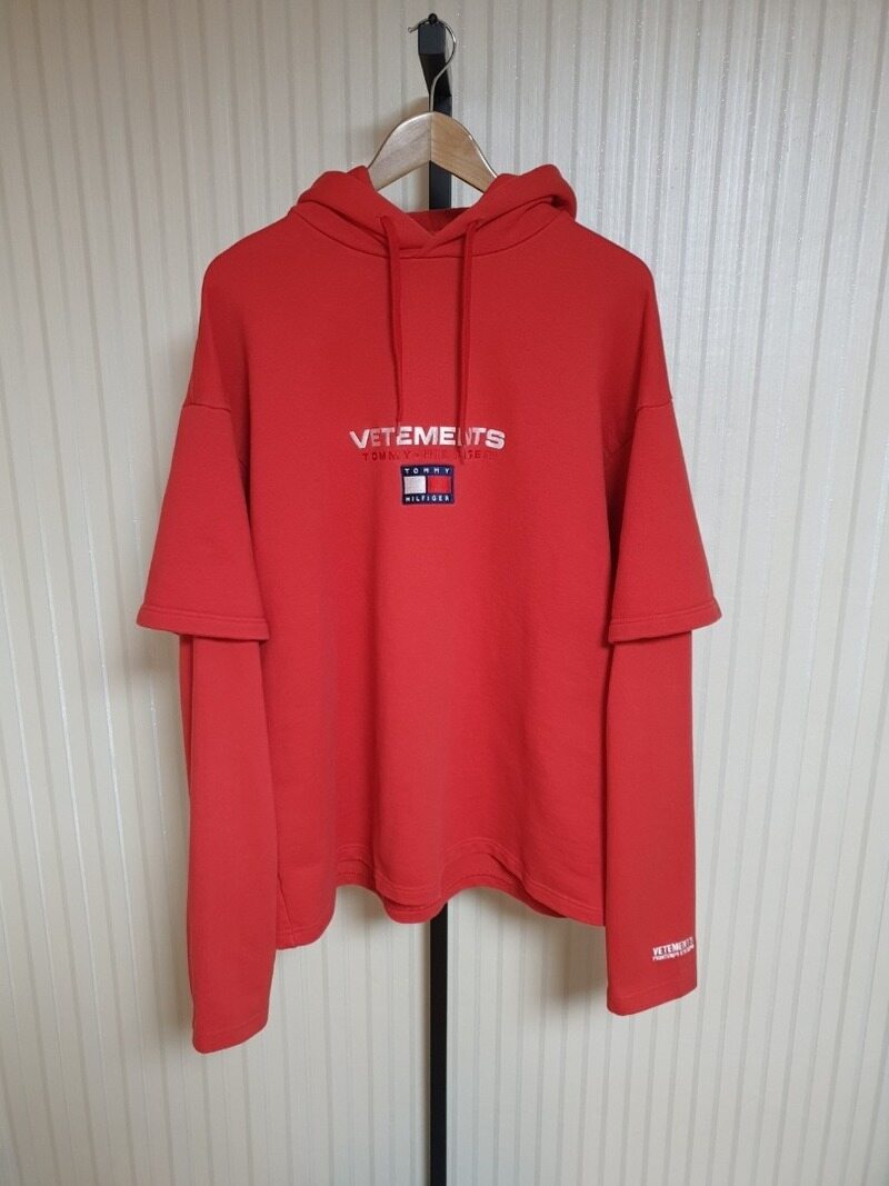 베트멍 X 타미 레이어드 긴팔 후드티 오버핏 후드 티셔츠 레드 [XS] - Vetements