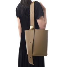 LOEWE Medium Pebble bucket in smooth calfskin AANBBBWX01 3980 스무스 카프스킨 페블 버킷백 미디엄 썸네일 1