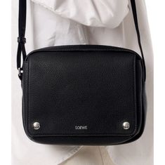 LOEWE 26SS Medium Pebble Messenger Bag In Flexible Grain Calfskin BANBA73X05 1100 카프스킨 미디엄 페블 메신저 백 썸네일 1