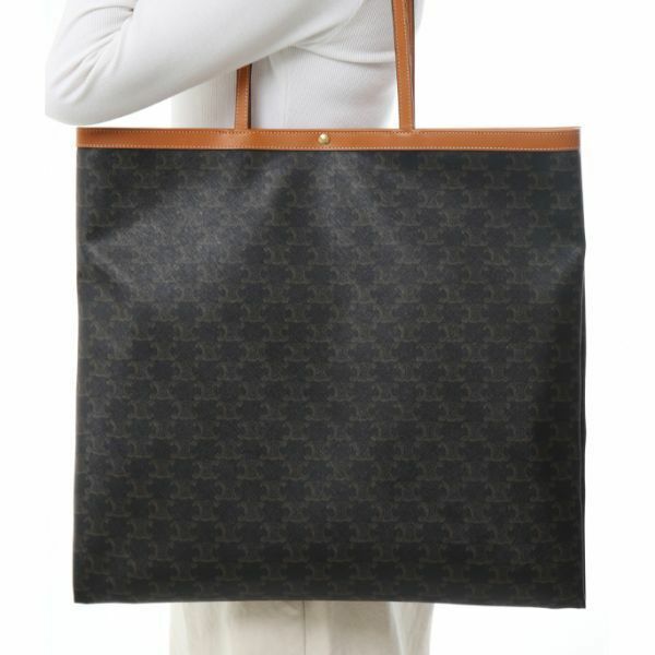 CELINE 26SS LARGE FLAT SHOPPER IN TRIONPHE CANVAS 123842O90 03MI 트리옹프 캔버스 라지 플랫 쇼퍼백 - Celine