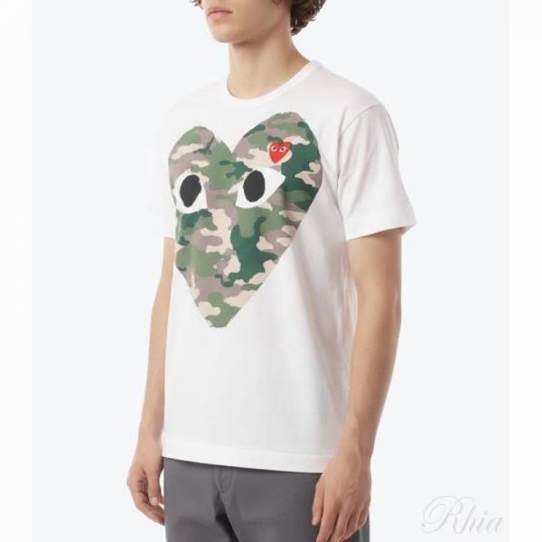 꼼데가르송 26SS 레드 하트 와펜 카모플라주 티셔츠 AX T242 051 1 - Comme des Garcons