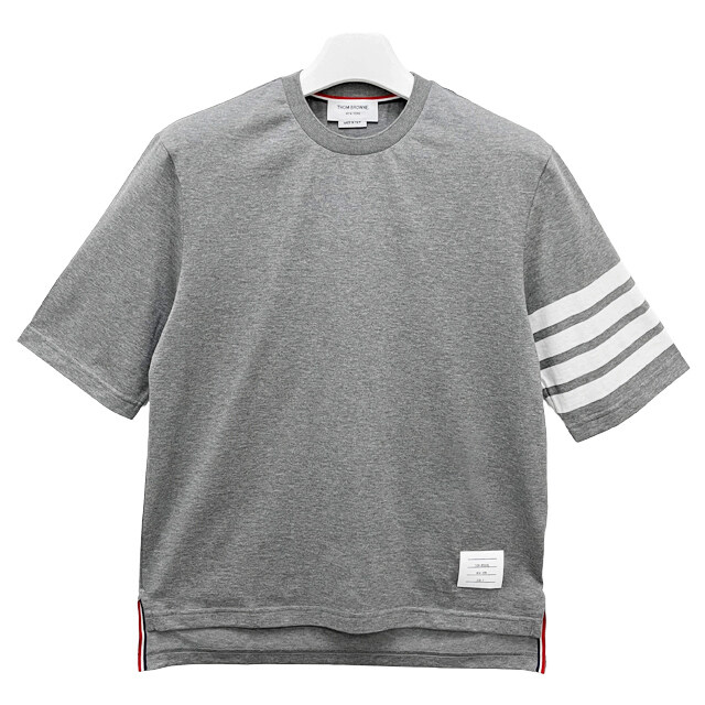 논현 더팩토리 26FW 톰브라운 사선 완장 4바 반팔티 / 라이트 그레이 (MJS168G 07862 055) - Thom Browne