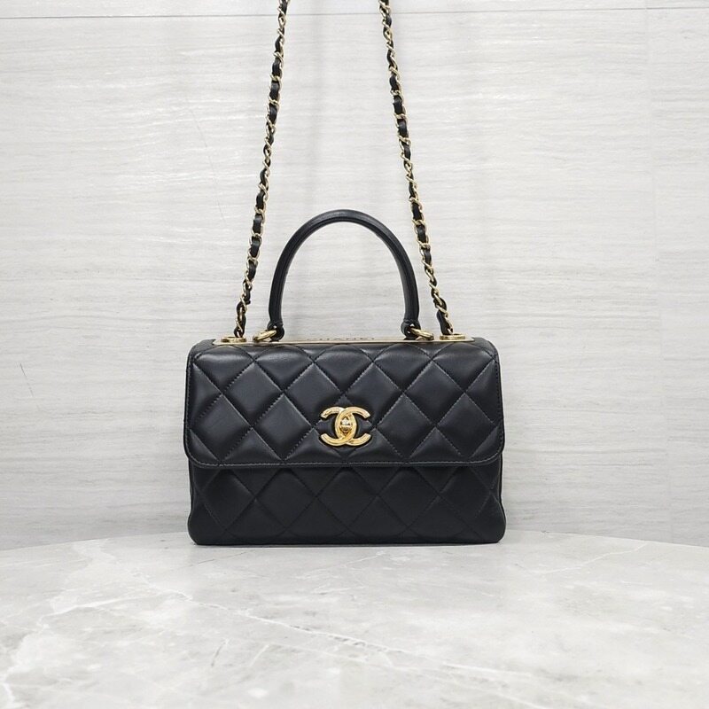[럭스유] 샤넬 트렌디 CC 탑핸들 숄더백 램스킨 스몰 블랙 금장 - Chanel