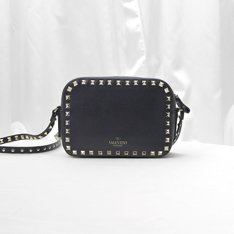 Valentino(발렌티노) NW1B0809VSF 블랙 카프스킨 락스터드 스몰 카메라 크로스백 - Valentino Garavani