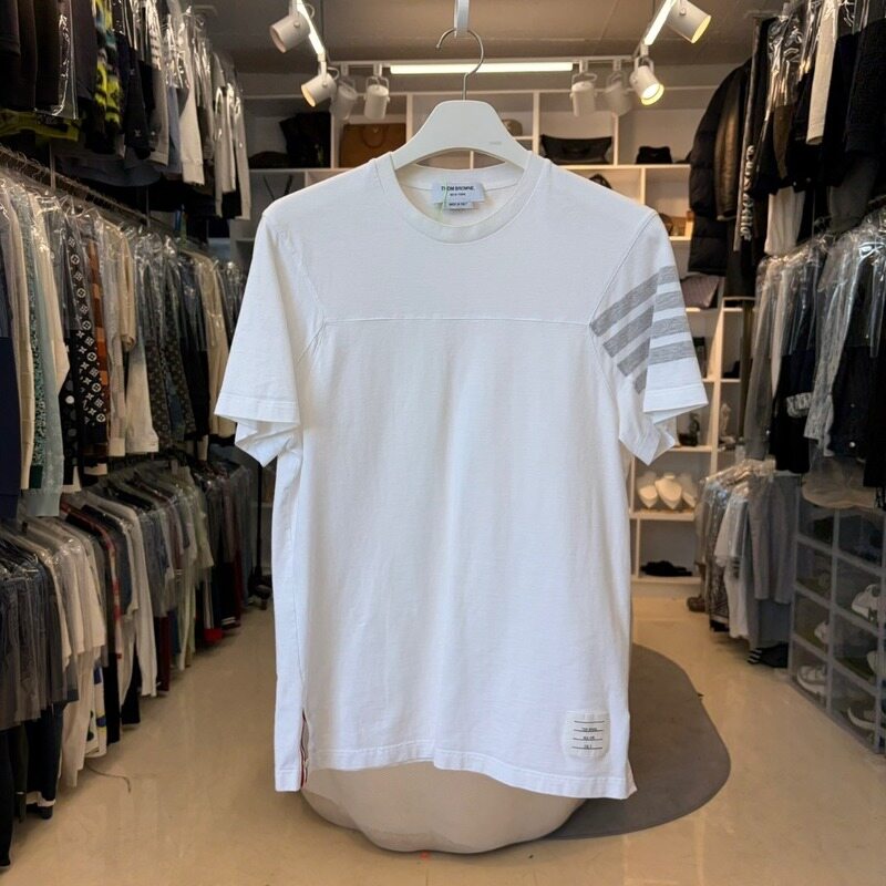 톰브라운 사선 완장 자수 반팔 - Thom Browne